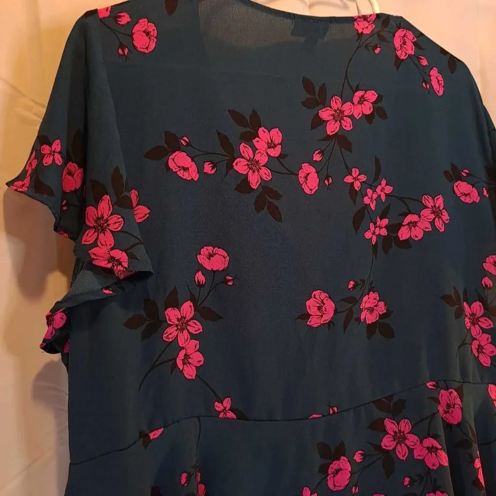 Torrid Women's Blouse Blue Pink Floral Short Flutter Sleeve V Neck Plus 2X New - Picture 2 of 6